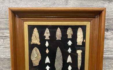 23 FRAMED NATIVE AMERICAN ARROWHEADS AND POINTS