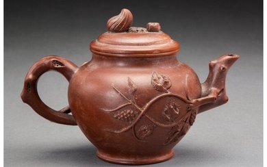 28022: A Chinese Yixing Earthenware Teapot Marks: (effa