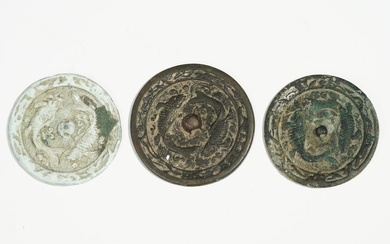 3 miroirs circulaires en bronze au décor de couple de carpes, Chine, dynastie Song ou antérieur, diam. 9,5 cm, 10 cm et 10,5 cm