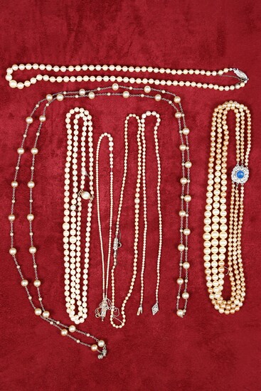 7 colliers > 1 collier à 3 rangs de perles fermoir en argent 800‰ centré d’une pierre bleue L. 23 cm Poids brut 77 g > 1 collier de perles fermoir en or 14K (585‰) L. 26 cm Poids brut 24 g > 1 collier de perles fermoir en or gris 18K (750‰) L. 23...