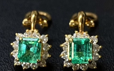 A 18K GOLD EMBEDED WITH EMERALD&DIAMOND EARRING