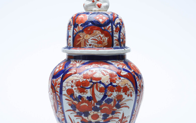 A 19TH CENTURY JAPANESE IMARI URN WITH LID.