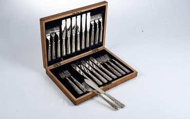 A CASED SET OF EDWARD VII KING'S PATTERN SILVER FISH