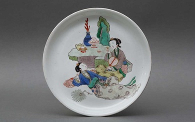 A CHINESE FAMILLE-VERTE 'LADIES WITH FANS' DISH 清康熙 五彩仕女圖紋盤
