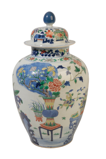 A CHINESE "WUCAI" VASE AND COVER