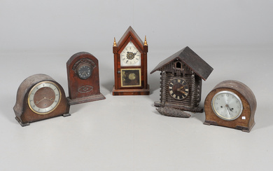 A COLLECTION OF FIVE MANTEL CLOCKS.