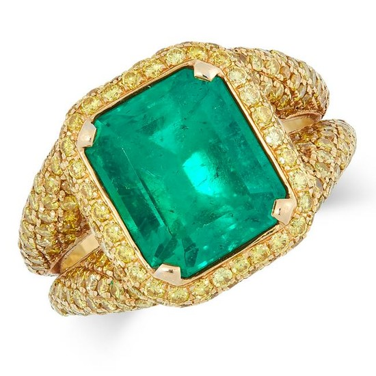 A COLOMBIAN EMERALD AND YELLOW DIAMOND RING set with a