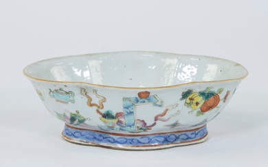 A Chinese famille rose bowl with decoration of valuables and fruits, 19th century, Tongzhi mark