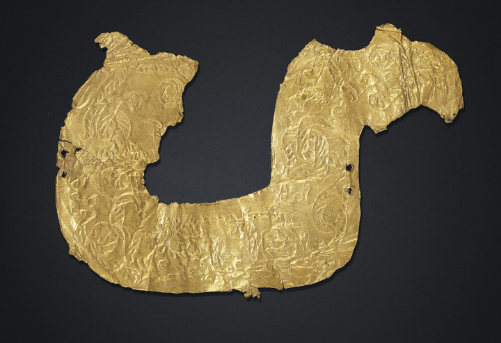 A GOLD FOIL APPLIQUÉ, SPRING AND AUTUMN PERIOD, LATE 6TH CENTURY BC
