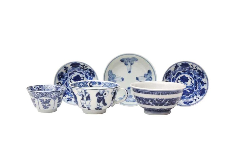 A GROUP OF THREE CHINESE BLUE AND WHITE CUPS AND THREE SMALL DISHES 清十八至十九世紀 青花盃及小盤各三件