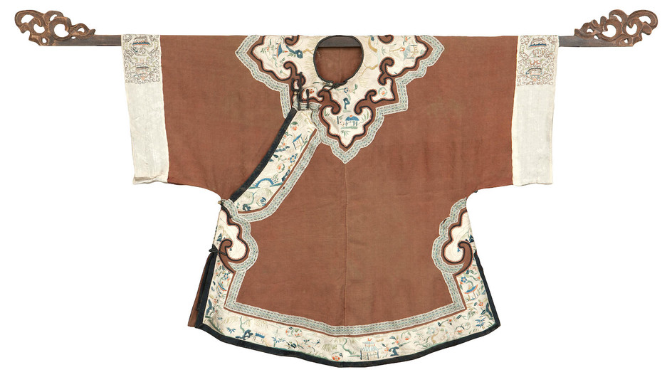 A Han-Chinese woman's tunic, ao and with a wood hanging rod