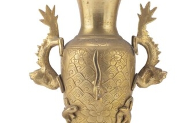 A JAPANESE BRONZE VASE EARLY 20TH CENTURY.