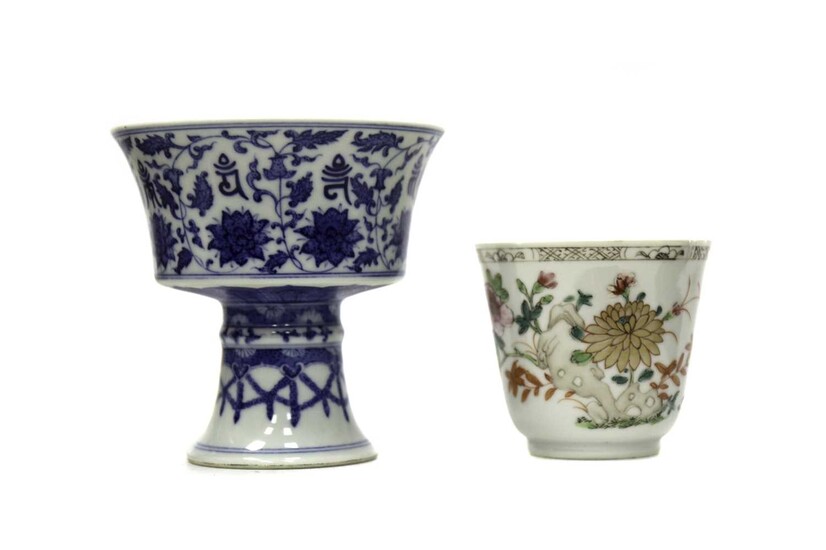 A LATE 18TH/EARLY 19TH CENTURY CHINESE CUP AND A BLUE AND WHITE STEMMED CUP