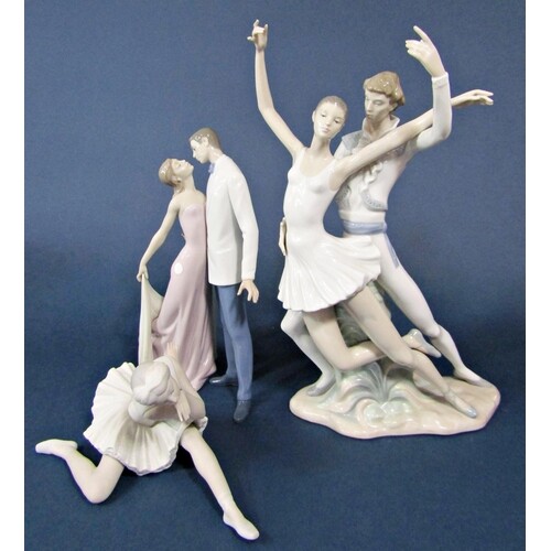 A Lladro matt glazed figure of a seated ballet dancer, 13.5c...