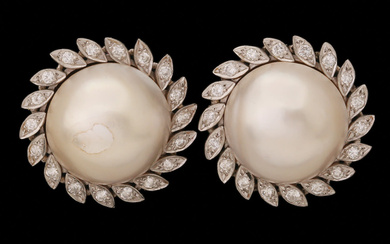 A PAIR OF 18K WHITE GOLD CLIP EARRINGS