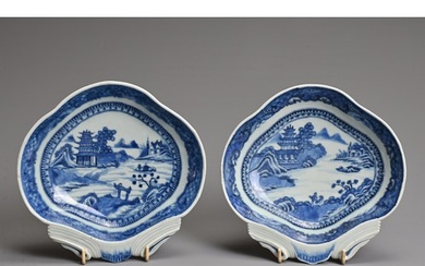 A PAIR OF CHINESE BLUE AND WHITE EXPORT PORCELAIN SHELL DISH...