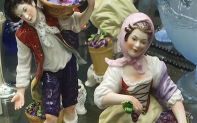 A PAIR OF CONTINENTAL PORCELAIN FIGURINES