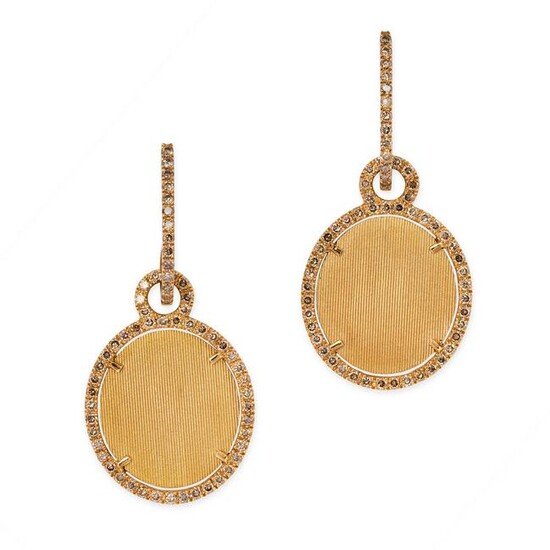 A PAIR OF DIAMOND DROP EARRINGS in 18ct yellow gold