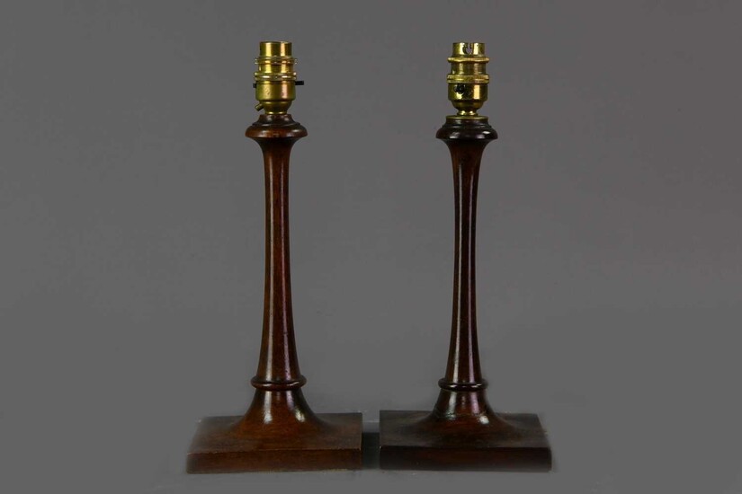 A PAIR OF EARLY 20TH CENTURY MAHOGANY TABLE LAMPS