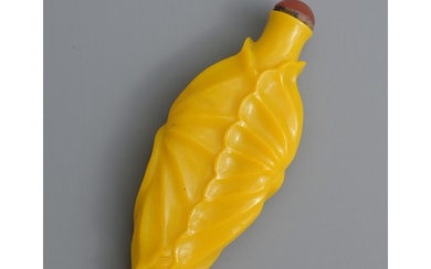 A RARE CHINESE YELLOW PEKING GLASS SNUFF BOTTLE, QING DYNAST...