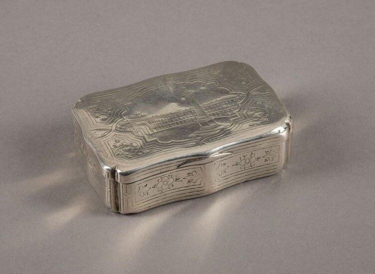 A SILVER SNUFF BOX WITH ARCHITECTURAL VIEW: ALEXANDER