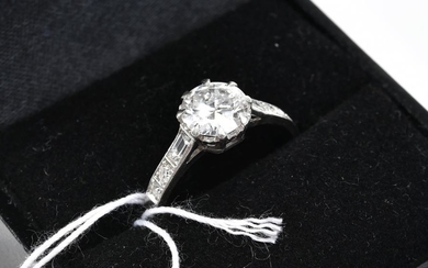 A SOLITAIRE DIAMOND RING, TRANSITION CUT OF 1.10CTS PLATINUM