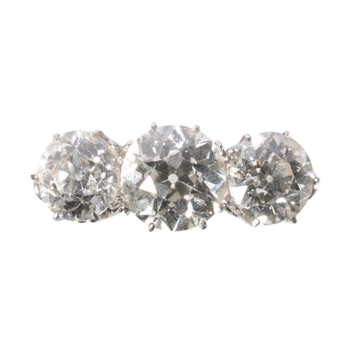 A THREE STONE DIAMOND RING three brilliant-cut diamonds, c.2...