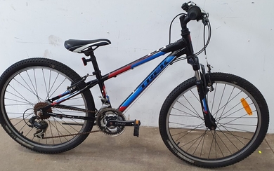 A TREK MT220 CHILDS BICYCLE
