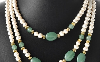 A TRIPLE STRAND OF FRESHWATER PEARLS AND GREEN STONE BEADS, TOTAL LENGTH 440MM