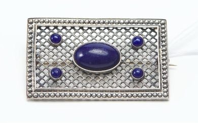 A VINTAGE RECTANGULAR BROOCH COMPRISING BLUE CABOCHON STONES IN SILVER, 35x20MM