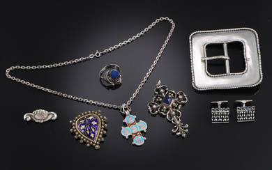 A collection of sterling silver and silver jewelery (9)