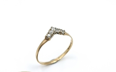A fabulous 9k gold wishbone gem set ring. Ring size P. Weigh...