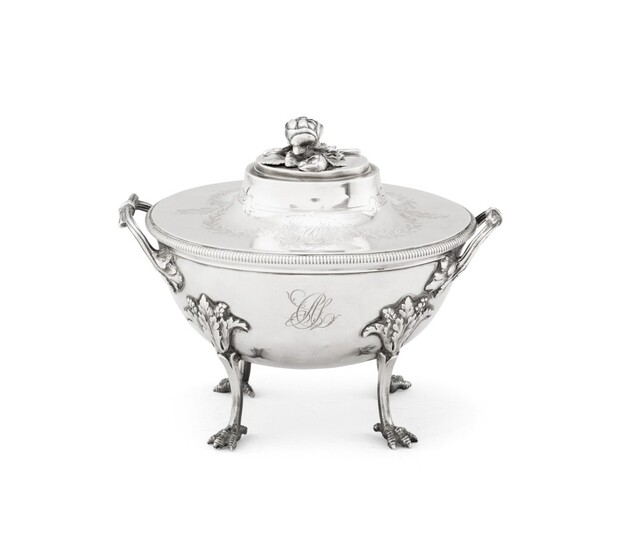 A large silver oval sugar-bowl, Jean-Pierre Reverend, Paris, 1787-1788 | Grand sucrier ovale en argent sur 4 pieds par Jean-Pierre Reverend, Paris, 1787-1788