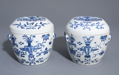 A pair of Chinese blue and white covered...