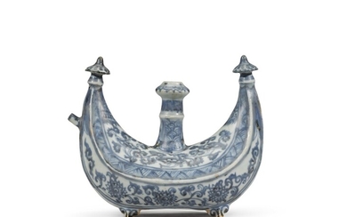 A rare blue and white crescent-shaped flask, Ming dynasty, 15th/16th century | 明十五 /十六世紀 青花纏枝花卉紋酒壺, A rare blue and white crescent-shaped flask, Ming dynasty, 15th/16th century | 明十五 /十六世紀 青花纏枝花卉紋酒壺