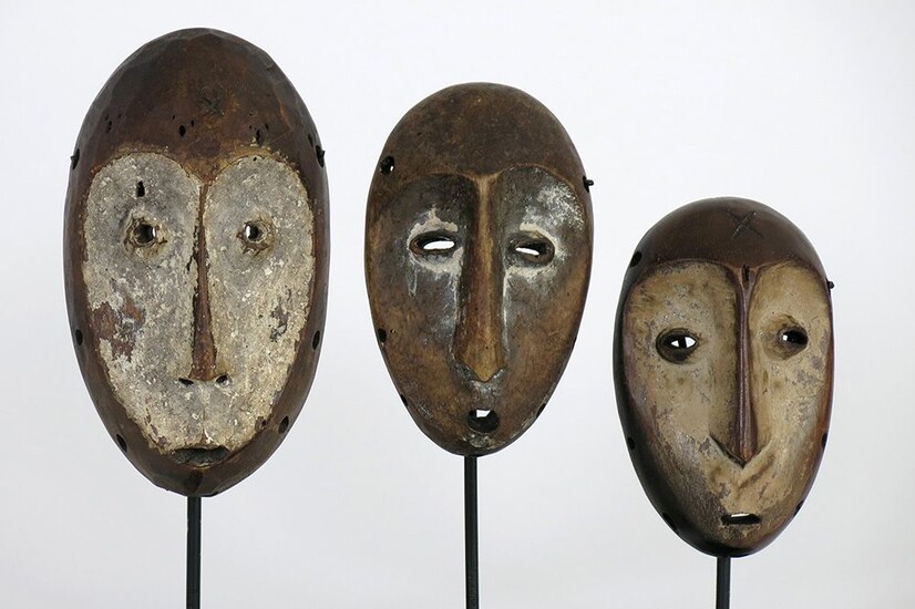 AFRIQUE - CONGO - 1° helft 20° EEUW trois 'Lega - masques en bois avec...
