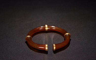 AN AGATE WITH GILT SILVER BANGLE