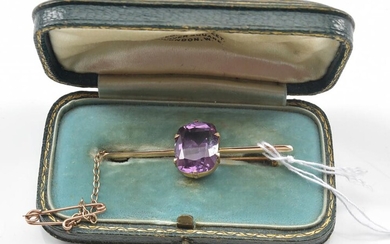 AN AMETHYST BAR BROOCH IN 9CT GOLD, BOXED, TOTAL LENGTH 45MM, 3.7GMS