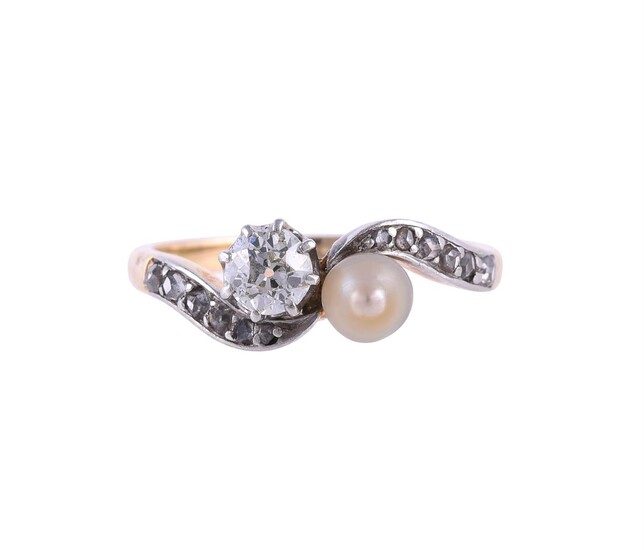 AN EARLY 20TH CENTURY DIAMOND AND PEARL TOI ET MOI RING