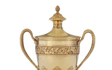 AN EDWARDIAN 18K GOLD TWO-HANDLED CUP AND COVER MARK OF DANIEL AND JOHN WELBY, LONDON, 1905