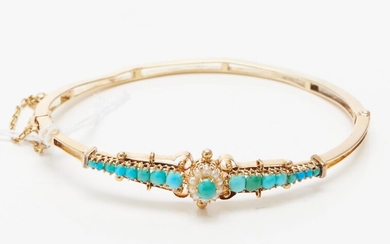 AN EDWARDIAN TURQUOISE AND SEED PEARL BANGLE IN 9CT GOLD, INTERNAL DIAMETER 60MM, 8.7GMS