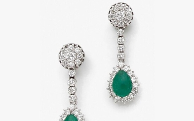 ANNEES 1970 PAIRE DE PENDANTS D'OREILLES EMERAUDES A pear cabochon emerald, diamond, platinum and 18K white gold pair of ear pendant...