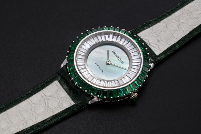 AUDEMARS PIGUET, A GENTS GOLD WRISTWATCH SET WITH EMERALDS, DIAMONDS, AND A MOTHER OF PEARL DIAL