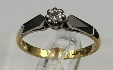 An 18ct gold and platinum ring Size O