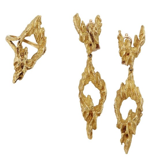 An 18ct gold ring and pair of earrings by Chaumet, the ring of abstract textured openwork navette shaped panel design, ring size L , the pendant earrings of matching design, drops detachable, clip and post fittings, length 7.2cm, London hallmarks...