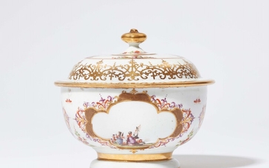 An early Meissen porcelain box with Hoeroldt Chinoiseries
