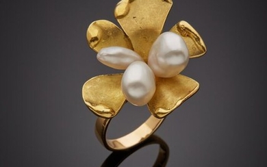 BAGUE "fleur stylisée" en or jaune (750‰) partiellement satiné. Le pistil orné de trois perles...