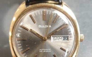 BULOVA N 2 vers 1970. Montre bracelet en or jaune 18 K, boitier tonneau monobloc...