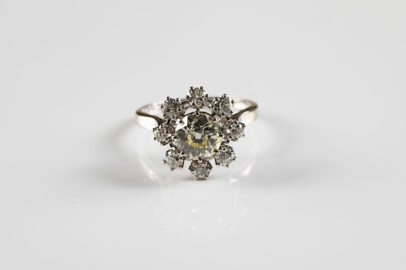 Bague en or gris ornée au centre d'un diamant taille ancienne d'environ 1.7 carat, couleur...