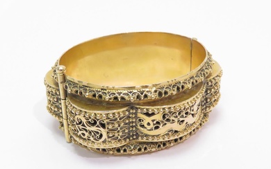Bracelet en or jaune (18k), à riche décor oriental. Fermoir à barette. Algérie, XXème siècle....